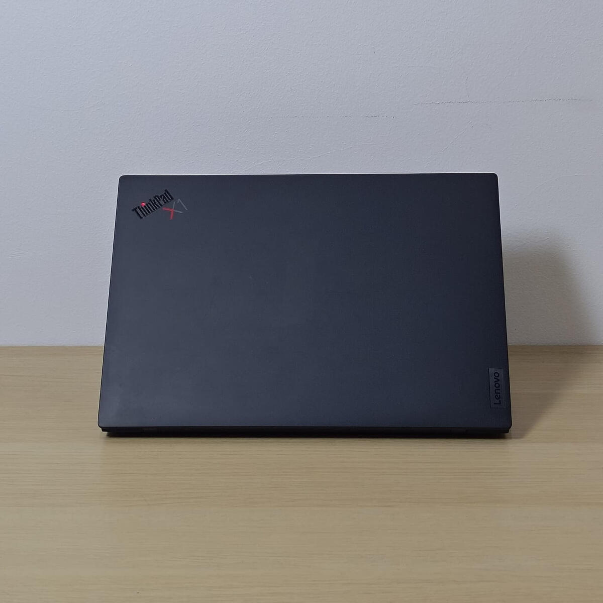 Lenovo Thinkpad X1 Carbon Gen 10 Belakang Tengah Lenovo Thinkpad X1 Carbon Gen 10 Belakang Tengah Butik Laptop