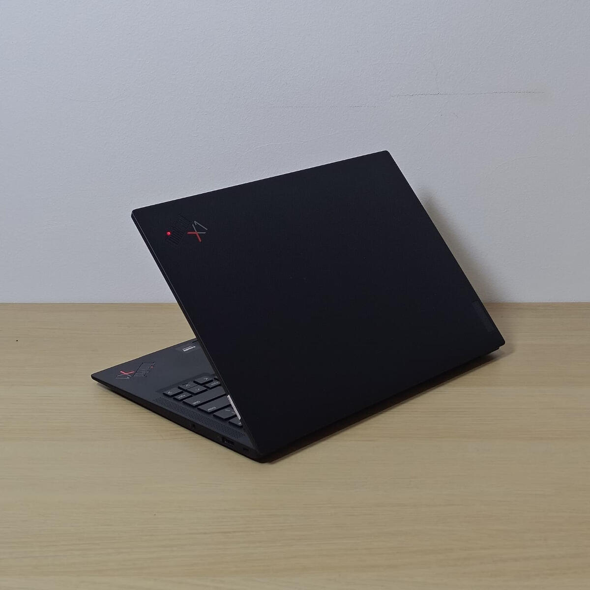 Lenovo Thinkpad X1 Carbon Gen 10 Belakang Kanan Lenovo Thinkpad X1 Carbon Gen 10 Belakang Kanan Butik Laptop