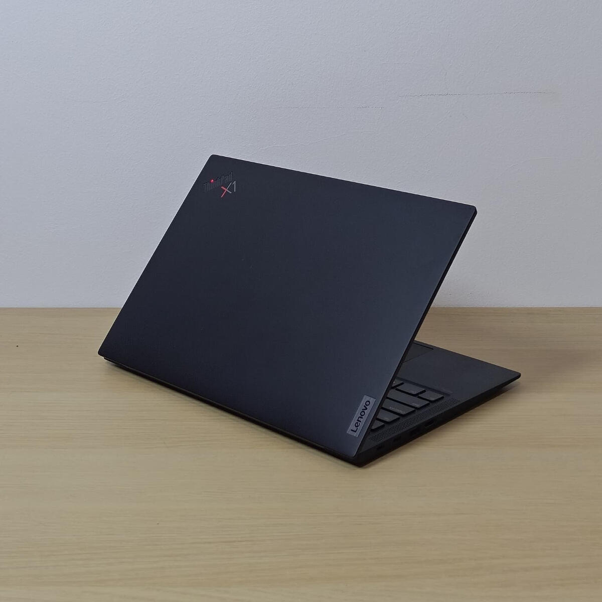 Lenovo Thinkpad X1 Carbon Gen 10 Belakang Kiri Lenovo Thinkpad X1 Carbon Gen 10 Belakang Kiri Butik Laptop