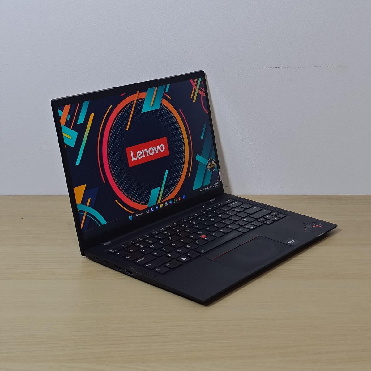 Lenovo Thinkpad X1 Carbon Gen 10 Depan Kiri Lenovo Thinkpad X1 Carbon Gen 10 Kiri Butik Laptop